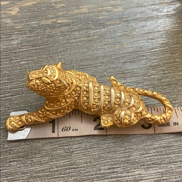 Vintage 70s Gold Tone Heavy Plated Tiger Broach - Picture 7 of 9